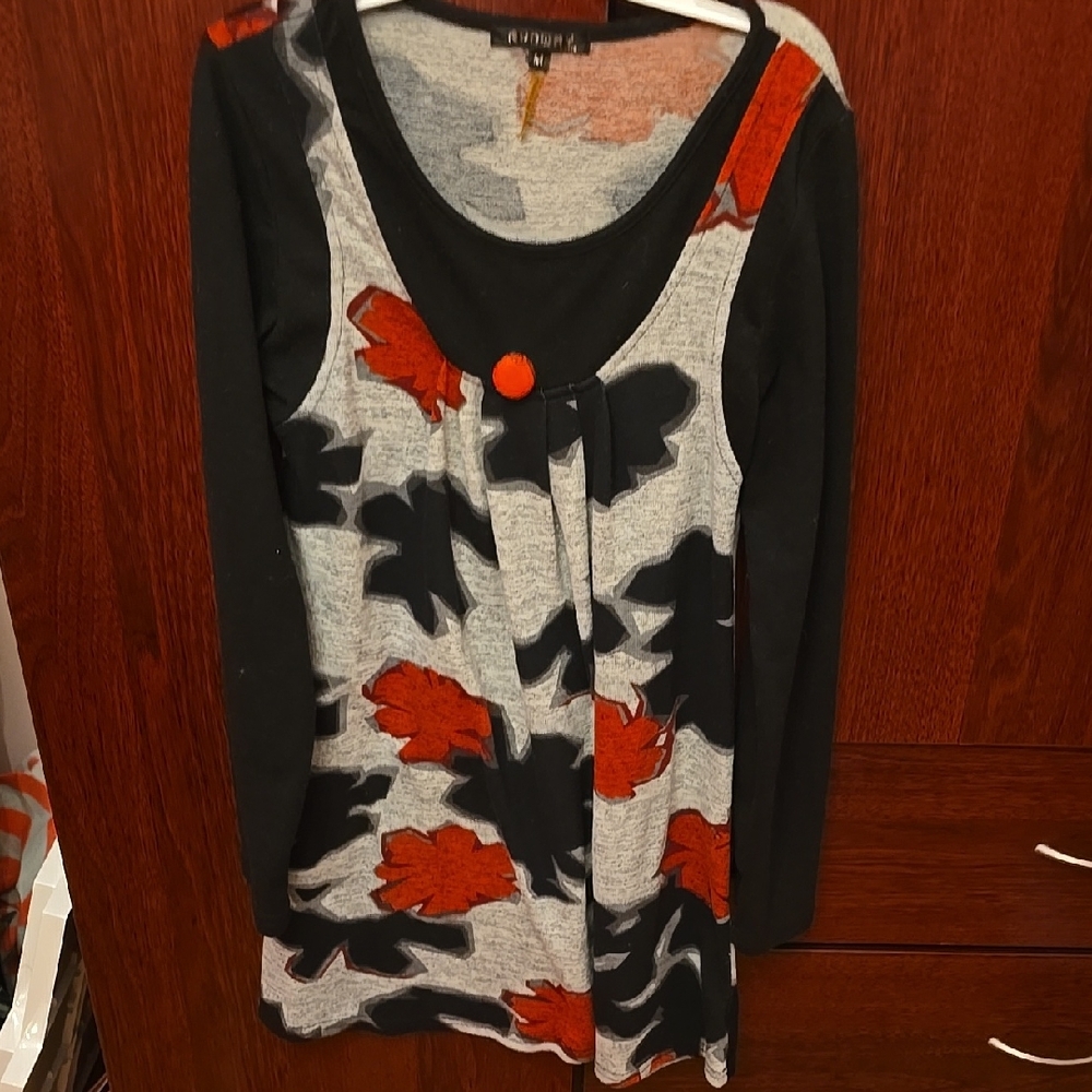 Runway Paris Black and Gray Knit Top